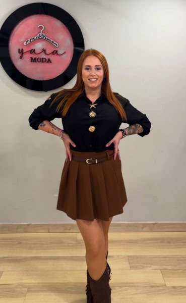 Blusa negra con botones joya
