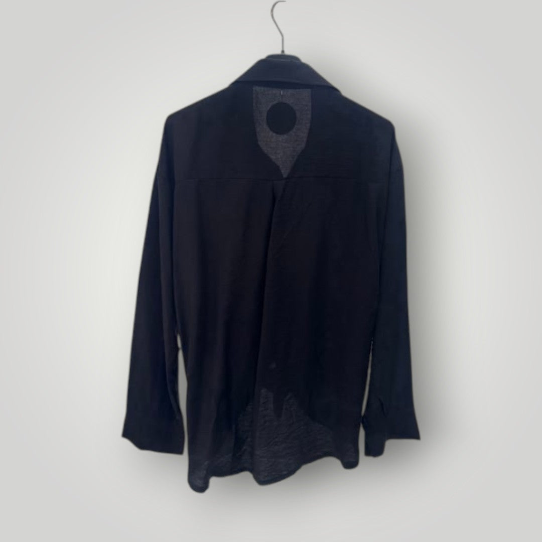 Blusa negra con botones joya