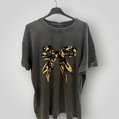 Camiseta negra con lazo animal print