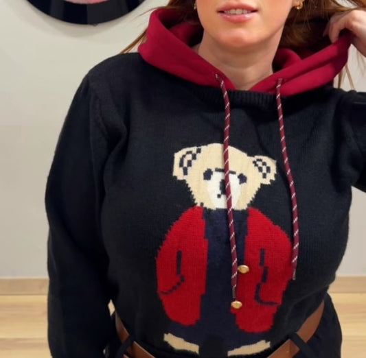 Detalle capucha burdeos y oso bordado en jersey de punto