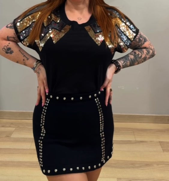 Camiseta negra con detalles de lentejuelas en hombros