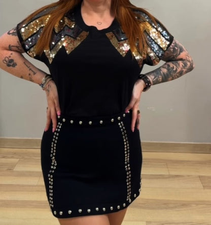 Camiseta negra con detalles de lentejuelas en hombros