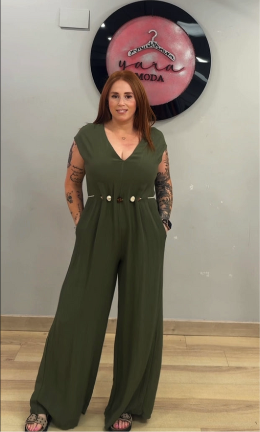 Mono Roma fluido en verde militar con detalle de cinturón y bolsillos