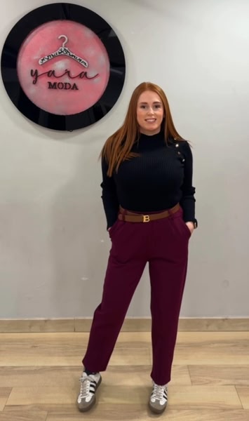 Pantalón burdeos con cinturón marrón elegante