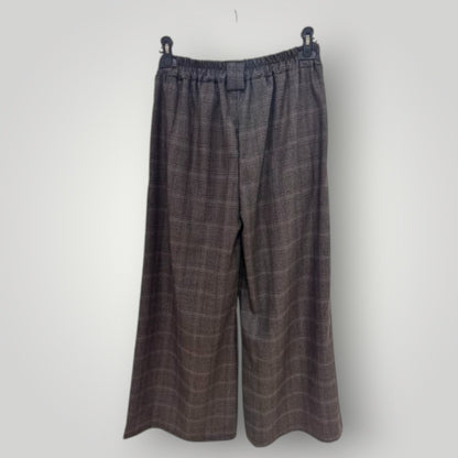 Pantalón palazzo de cuadros gris estilo sastre