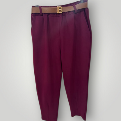 Pantalón recto de pinza con cinturón marrón y dorado