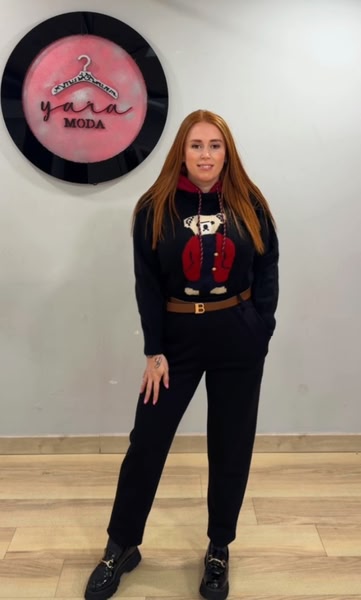 Outfit completo con pantalón negro y jersey osito