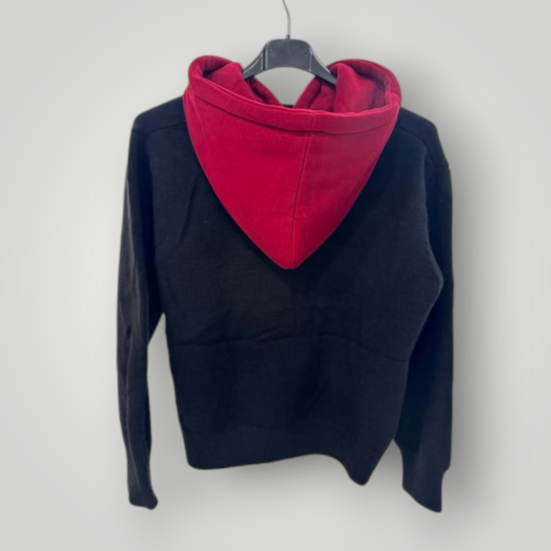 Look comfy con jersey negro y capucha contraste