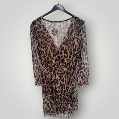 Vestido corto animal print con escote cruzado y volantes