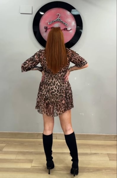 Vestido corto animal print con escote cruzado y volantes