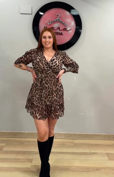 Vestido corto animal print con escote cruzado y volantes