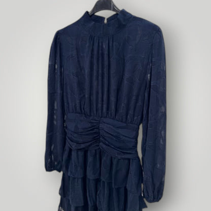 Vestido azul marino con textura y volante