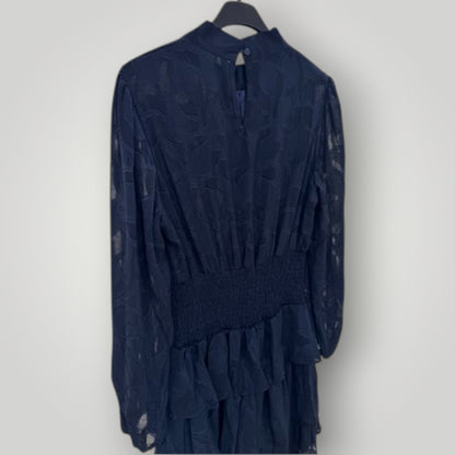 Vestido azul marino con textura y volante