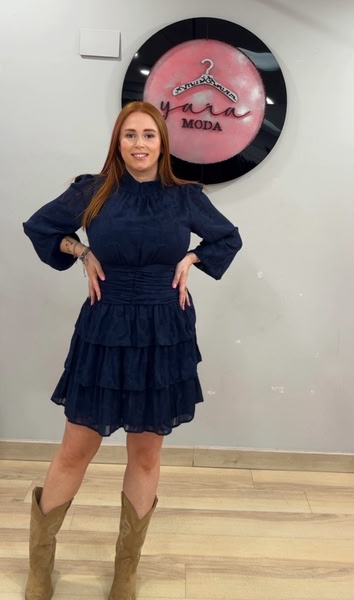 Vestido azul marino con textura y volante