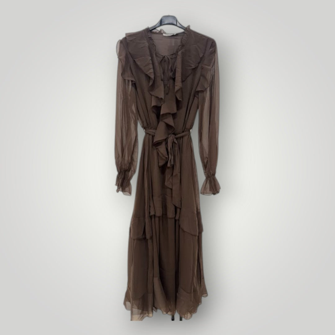 Vestido largo marrón con volantes y escote lazo