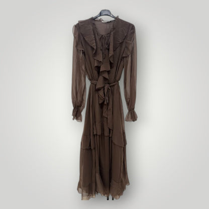 Vestido largo marrón con volantes y escote lazo
