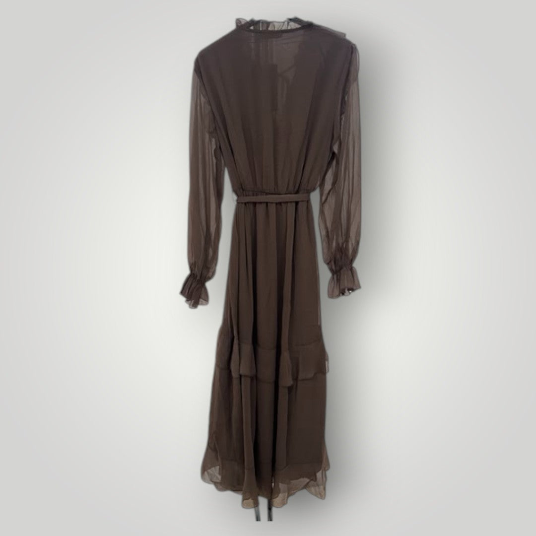 Vestido largo marrón con volantes y escote lazo